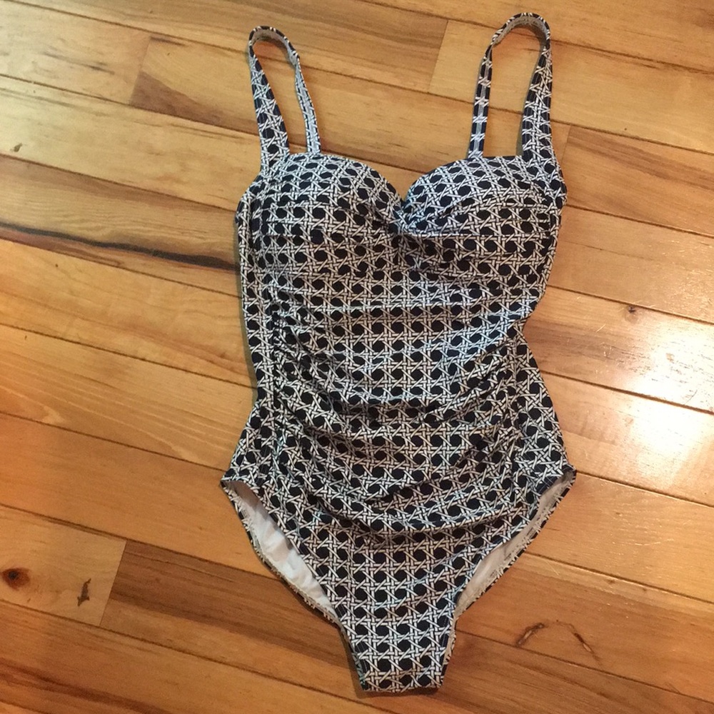 Bond-eye Women’s one piece Australia swimsuit US size 6 black and white
S-14